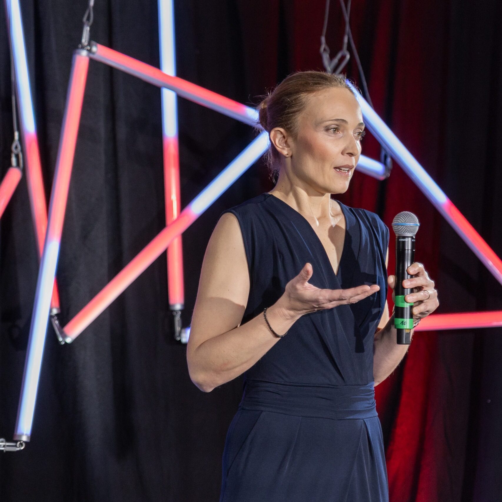 Karin Lehner auf der Inspiration Stage beim Speaker Slam 2026 in Dresden