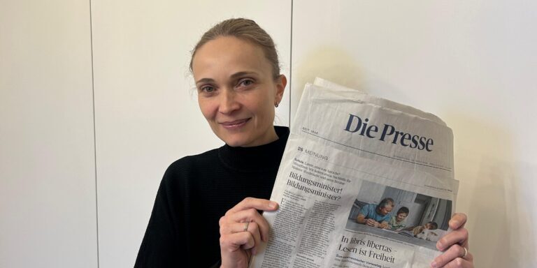 Karin Lehner hält die Tageszeitung Die Presse mit ihrem Beitrag über Lesen und Leseförderung.